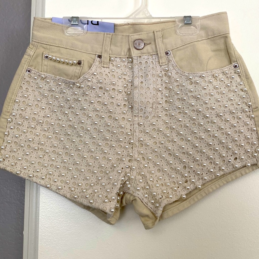 Gorgeous BDG 11" high rise jean shorts Sz 27